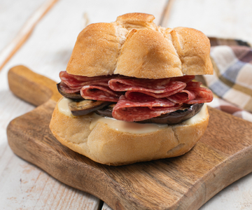 Sandwich au salami, crème de provolone et aubergines grillées