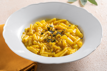 Pâtes à la crème de pommes de terre, haricots et safran