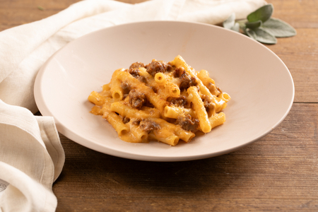 Zite au four au ragù de saucisse et poireaux