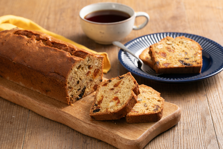 Cake épicé aux fruits secs, pruneaux et abricots