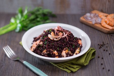 Riz vénéré avec tentacules de calamars et crevettes