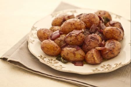 Pommes de terre nouvelles au vin rouge