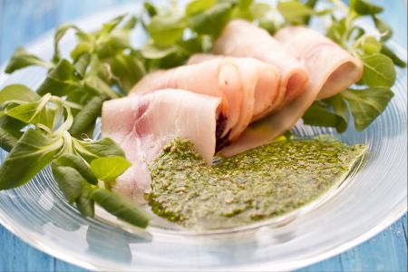 Carpaccio d'espadon avec sauce verte à la moutarde