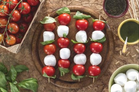 Brochettes de tomates cerises et petites boules de mozzarella