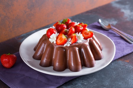 Pudding au chocolat avec crème et fraises