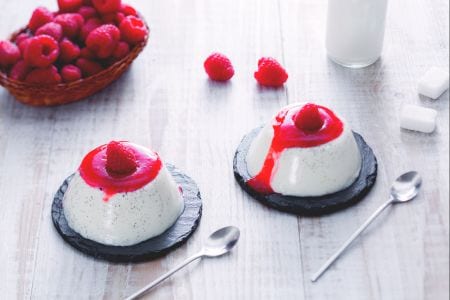Panna cotta avec coulis de framboises