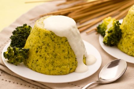 Flans de brocolis avec sauce au chèvre