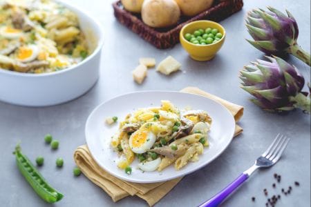 Gratin de pâtes, artichauts, pommes de terre et petits pois