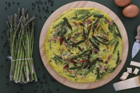 Omelette aux asperges sauvages et jambon fumé