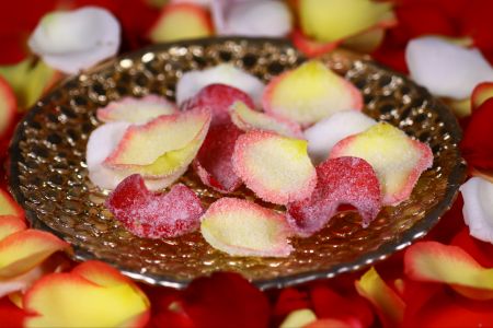 Pétales de rose givrés