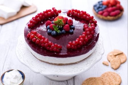 Gâteau au yaourt avec gelée de fraises et fruits des bois