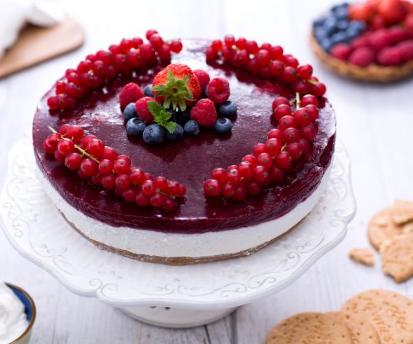 Gâteau au yaourt avec gelée de fraises et fruits des bois