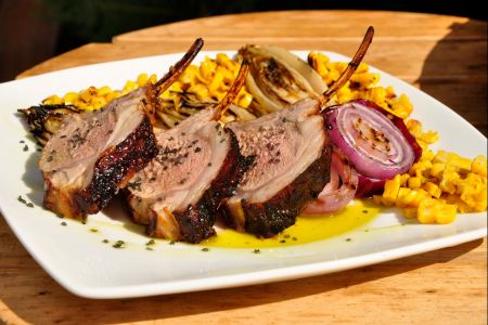 Côtelettes d'agneau marinées avec légumes grillés