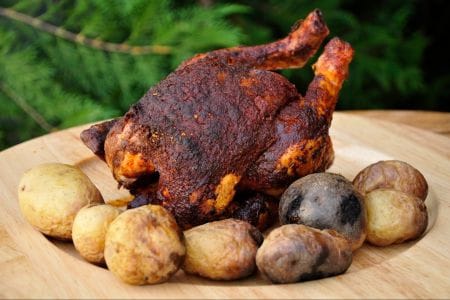 Poulet cuit sur une canette de bière
