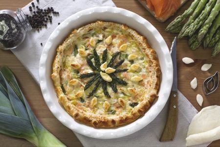 Quiche au saumon avec asperges et poireaux