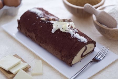 Rouleau au cacao avec crème au chocolat blanc