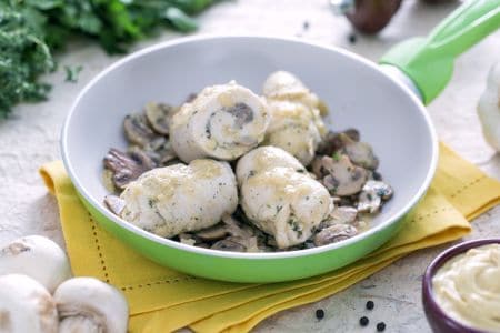 Roulades de poulet aux champignons avec sauce à la moutarde