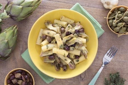 Rigatoni aux artichauts, olives et câpres