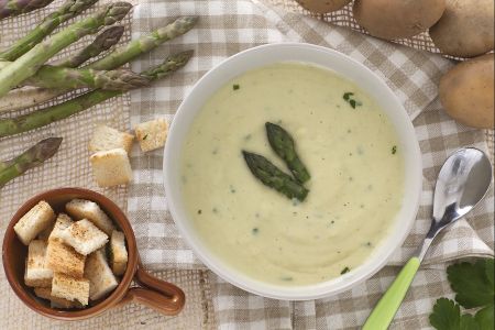 Velouté d'asperges et pommes de terre avec croûtons