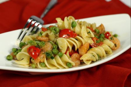 Fusilloni pois, crevettes et tomates cerises
