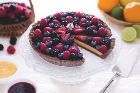 Tarte au cacao, curd aux agrumes et coulis de fruits rouges