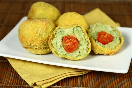 Croquettes de pommes de terre et brocolis avec cœur de tomates cerises