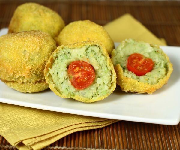Croquettes de pommes de terre et brocolis avec cœur de tomates cerises