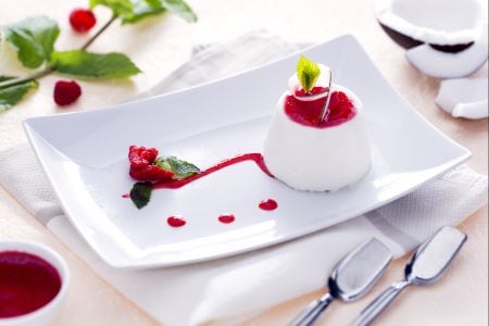 Panna cotta à la noix de coco avec coulis de framboises