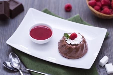 Pudding au chocolat et coulis de framboises