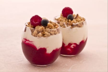 Coupes de yaourt et fruits des bois