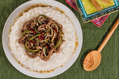 Bœuf épicé avec poivrons et germes de soja