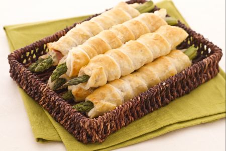 Asperges en pâte feuilletée avec jambon cru