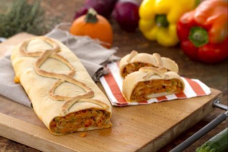 Strudel de pâte à pain avec légumes et robiola