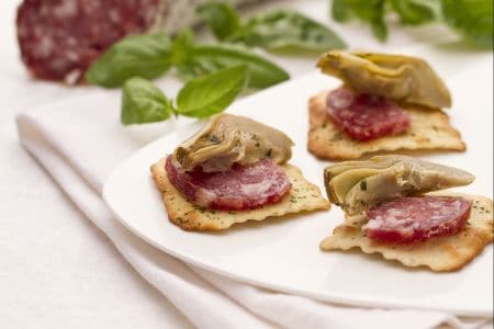 Artichauts et saucisson sur crackers aux olives