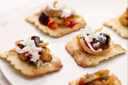 Caponata sur feuilles aux olives