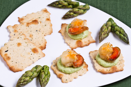 Feuilletés aux olives avec noix de Saint-Jacques et crème d'asperges