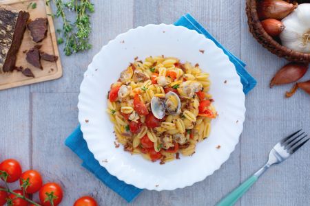 Malloreddus aux palourdes, tomates cerises et poutargue de thon