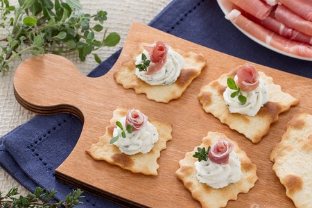 Rosettes de jambon cru sur feuilletés classiques