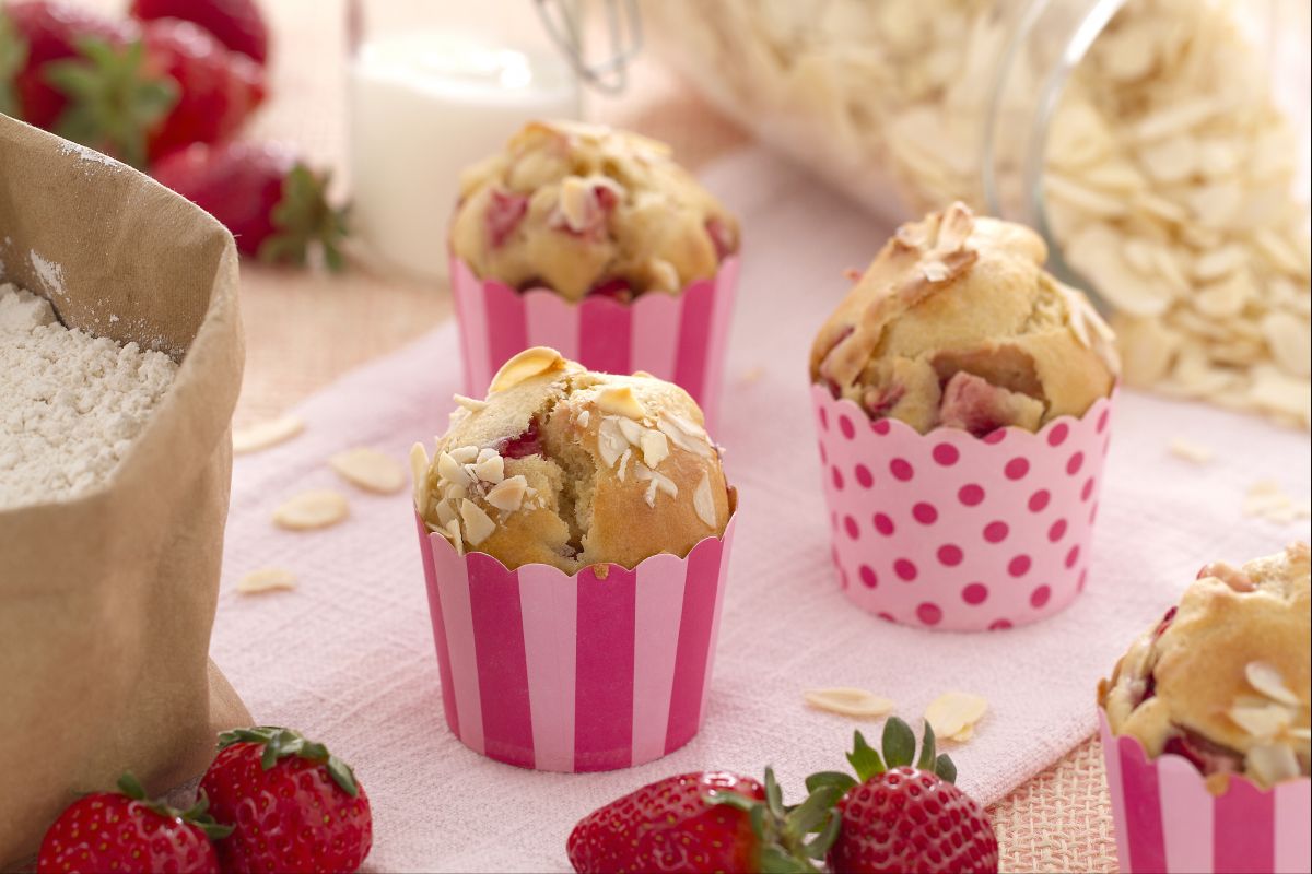 Muffins à l'épeautre avec fraises et amandes