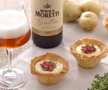 Coupes de pâte filo avec pommes de terre et miettes de salami