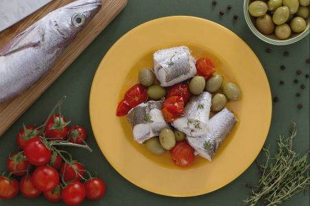 Cabillaud à la vapeur avec olives vertes et tomates cerises