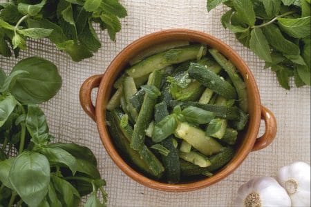 Salade de courgettes à la menthe et au basilic