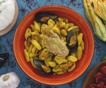Cavatelli aux fleurs de courgette, moules et safran