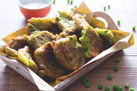 Beignets de petits pois avec sauce au yaourt