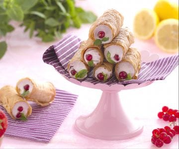 Cannoli de pâte phyllo avec meringue aux fruits rouges