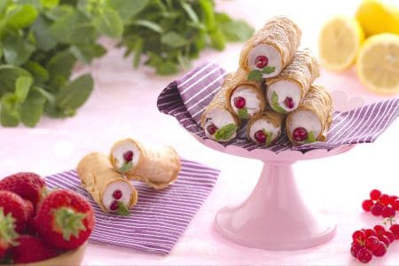 Cannoli de pâte phyllo avec meringue aux fruits rouges