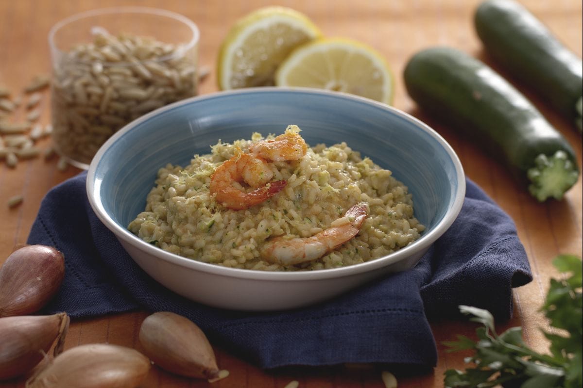 Risotto au pesto de courgettes, yaourt et crevettes