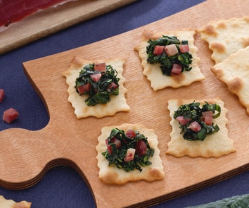 Feuilletés au speck et chou noir