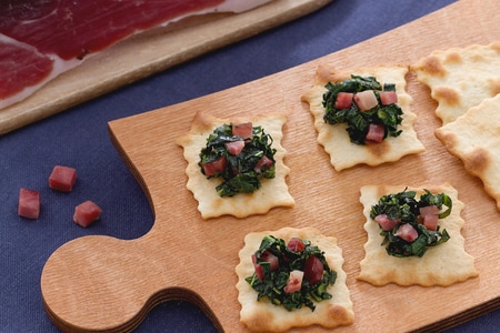 Feuilletés au speck et chou noir