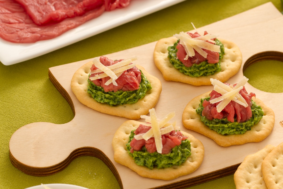 Focaccias avec carpaccio de bœuf, roquette et sbrinz